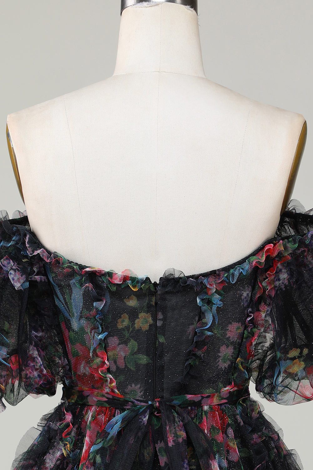 Robe de bal de fin d'études courte élégante en tulle noir trapèze à épaules dénudées avec manches courtes