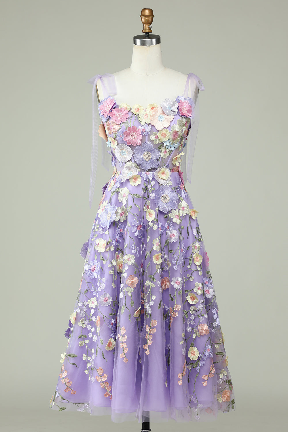 Robe de bal mi-longue bleue à fines bretelles avec fleurs en 3D