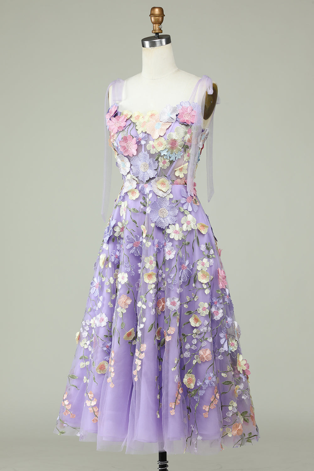 Robe de bal mi-longue bleue à fines bretelles avec fleurs en 3D