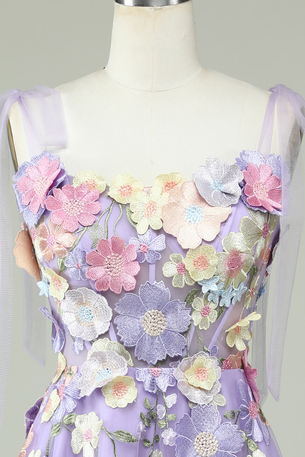 Robe de bal midi violette à fines bretelles, coupe trapèze, avec fleurs 3D