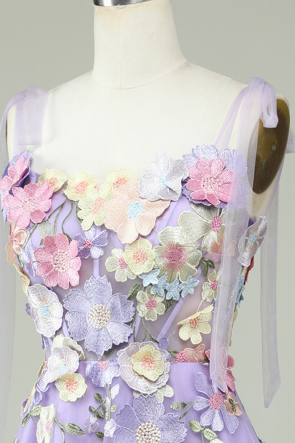 Robe de bal midi violette à fines bretelles, coupe trapèze, avec fleurs 3D