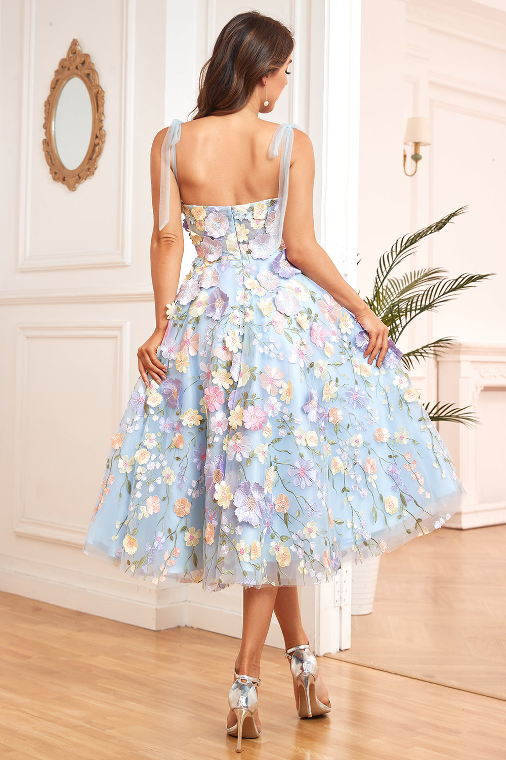 Robe de bal midi violette à fines bretelles, coupe trapèze, avec fleurs 3D