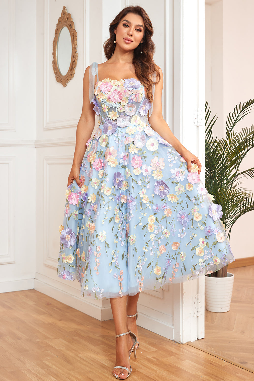 Robe de bal midi violette à fines bretelles, coupe trapèze, avec fleurs 3D