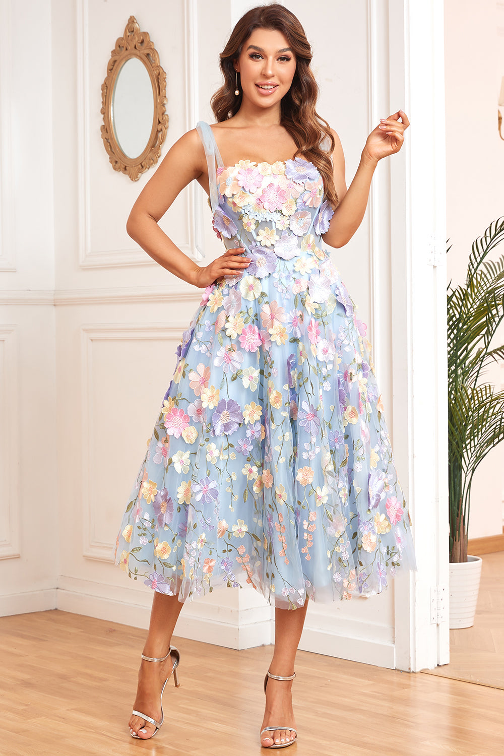 Robe de bal midi violette à fines bretelles, coupe trapèze, avec fleurs 3D