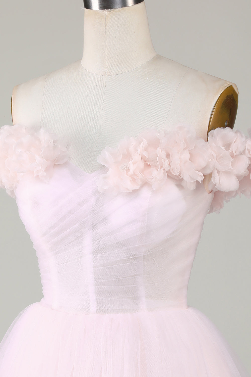 Jolie robe courte de bal de fin d'études rose à fleurs, coupe trapèze et épaules dénudées