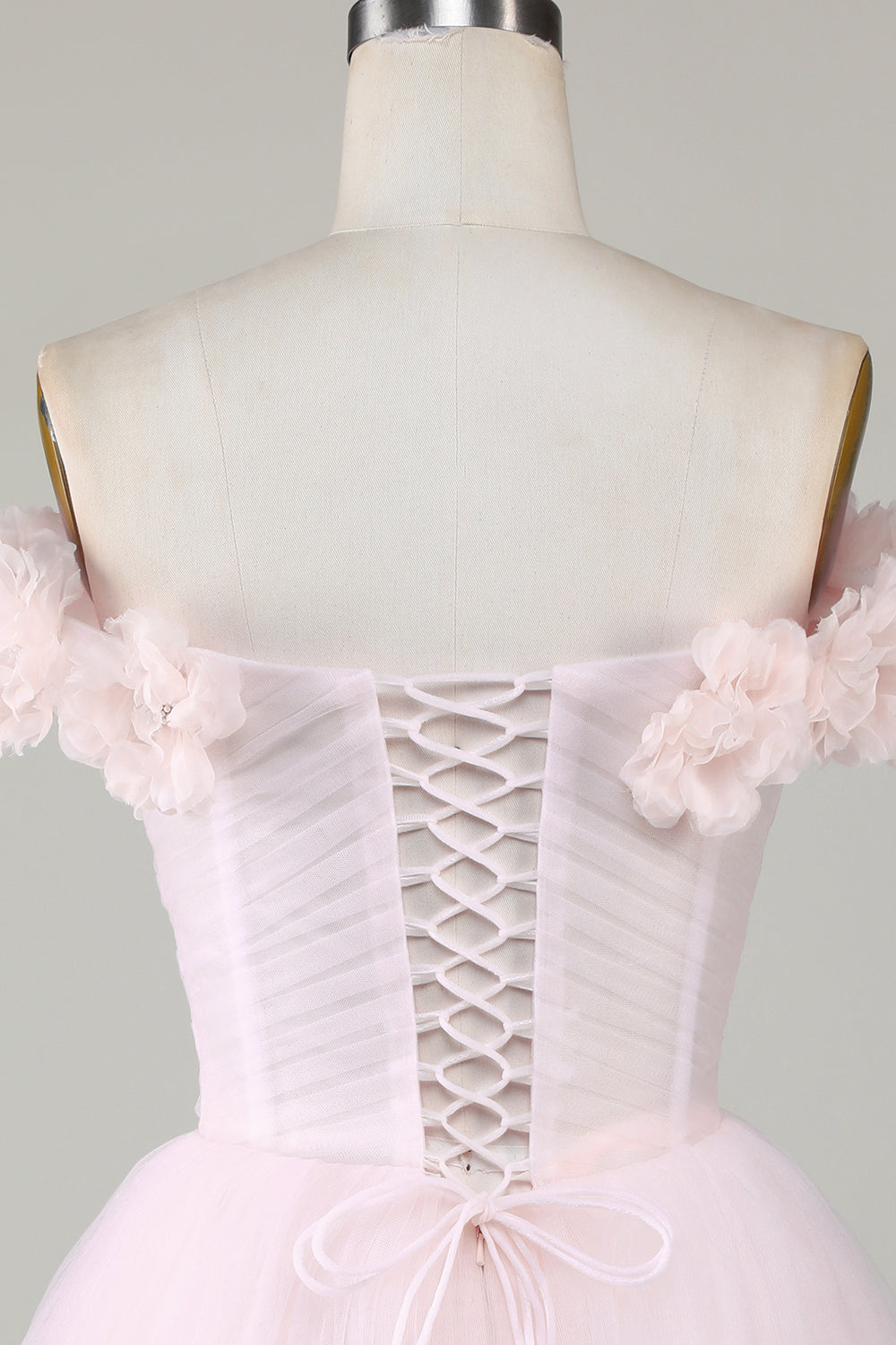 Jolie robe courte de bal de fin d'études rose à fleurs, coupe trapèze et épaules dénudées