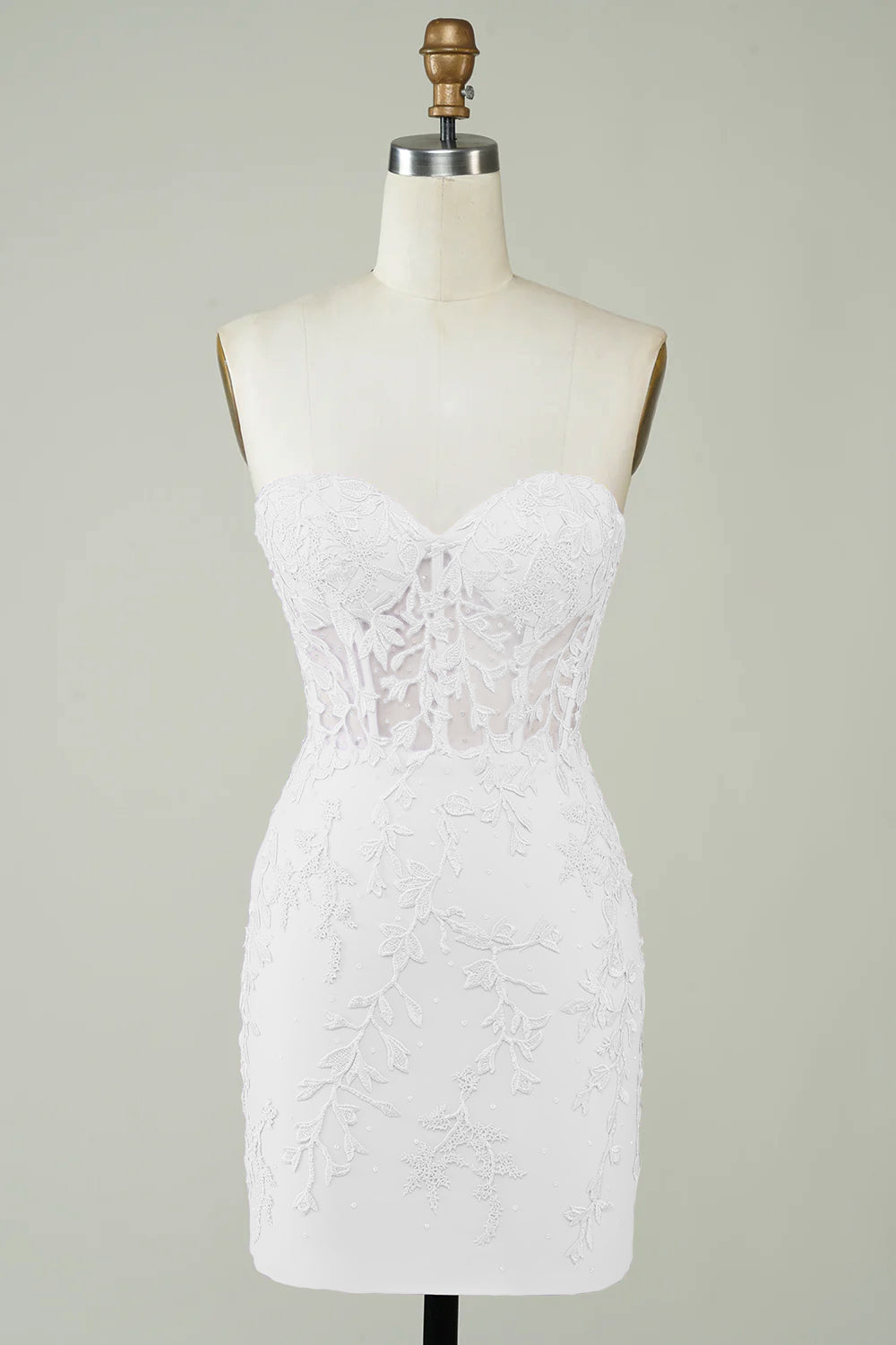 Petite robe blanche moulante à fines bretelles et appliqués
