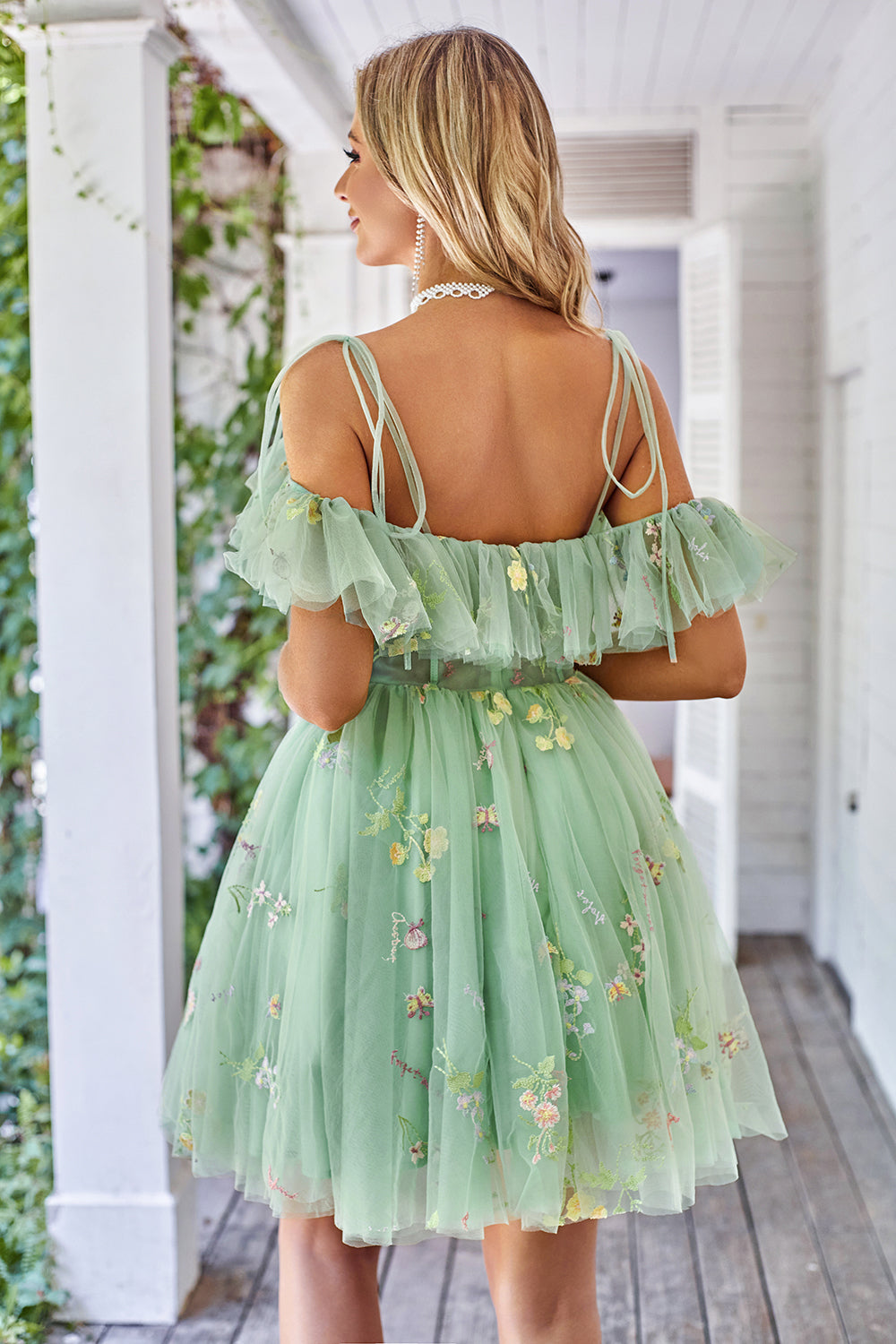 Robe de bal de fin d'études en tulle avec volants et broderie aux épaules dénudées