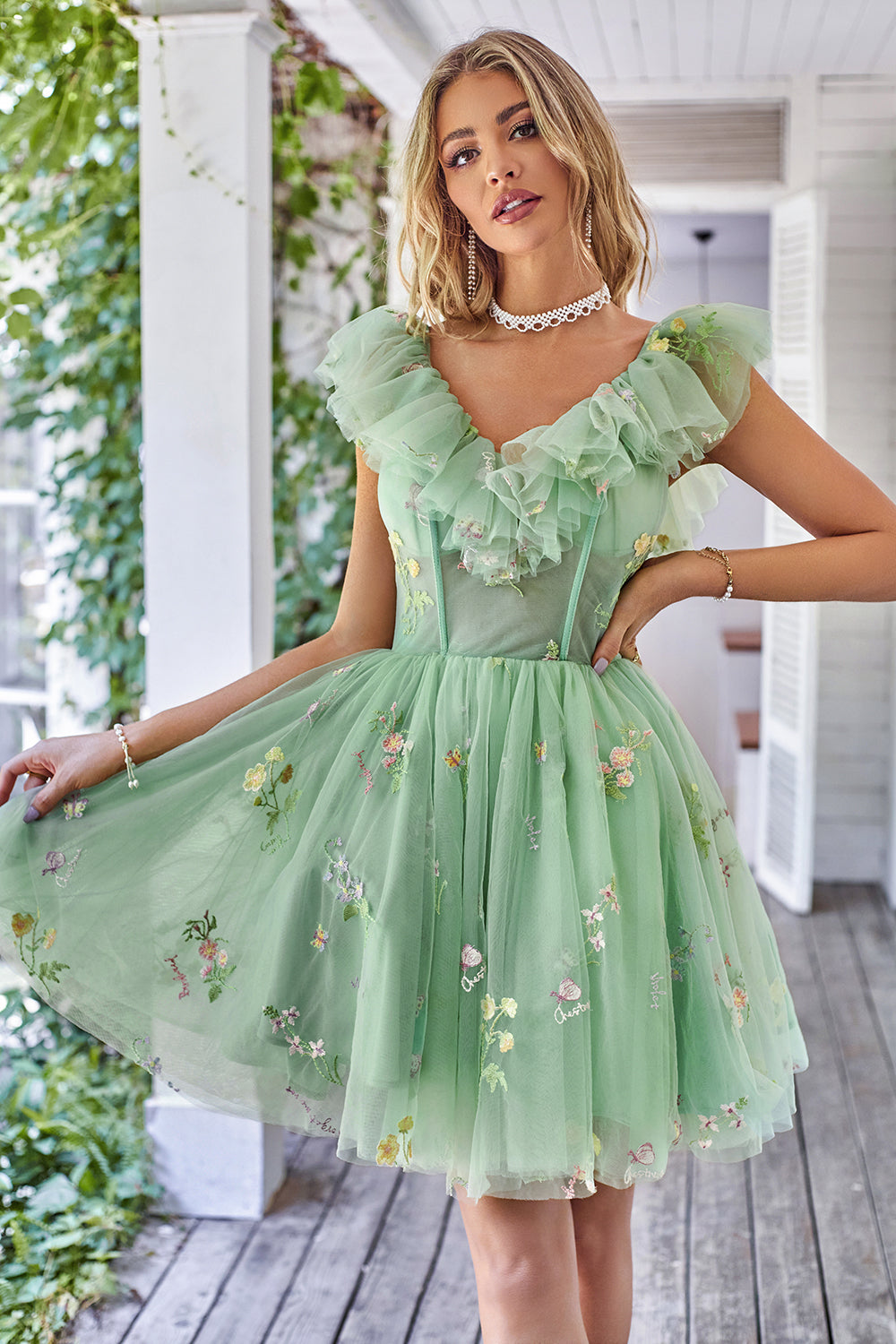 Robe de bal de fin d'études en tulle avec volants et broderie aux épaules dénudées
