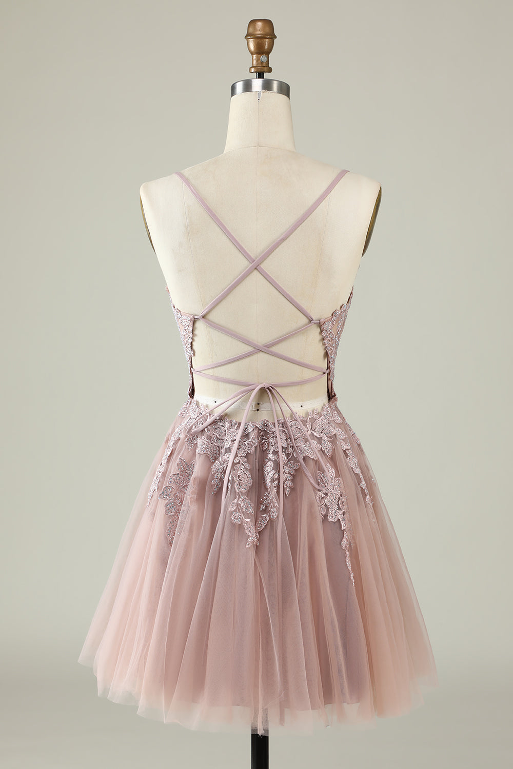 Robe de diplôme courte violet clair à bretelles spaghetti en ligne A avec appliqués