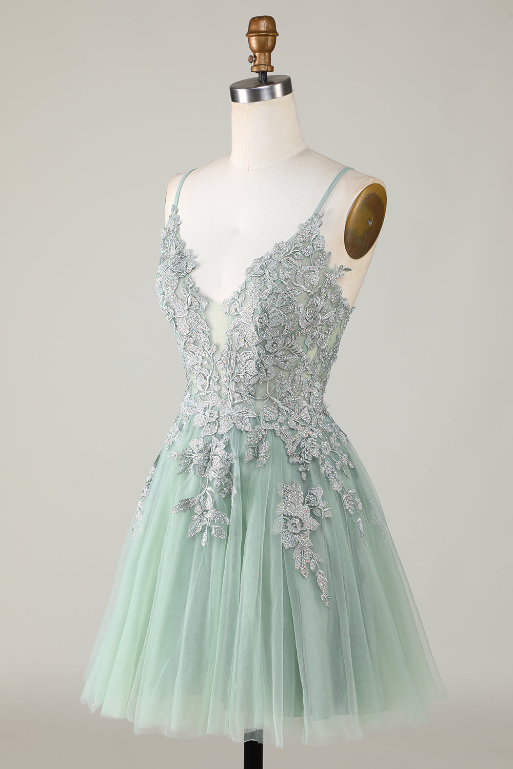 Robe de bal courte verte avec fines bretelles, coupe trapèze et appliques