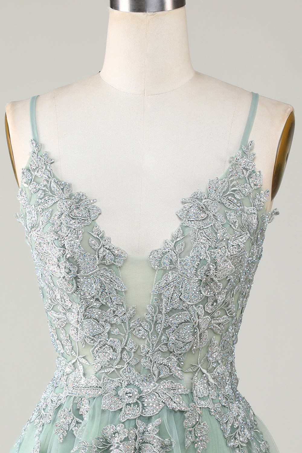 Robe de bal courte verte avec fines bretelles, coupe trapèze et appliques