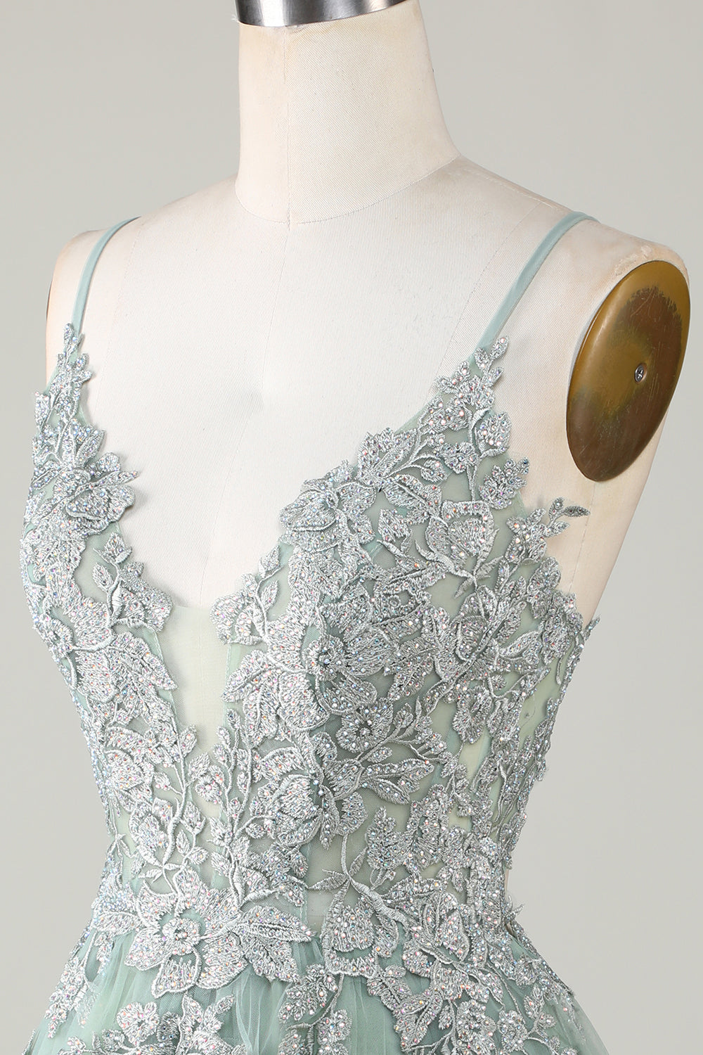 Robe de bal courte verte avec fines bretelles, coupe trapèze et appliques