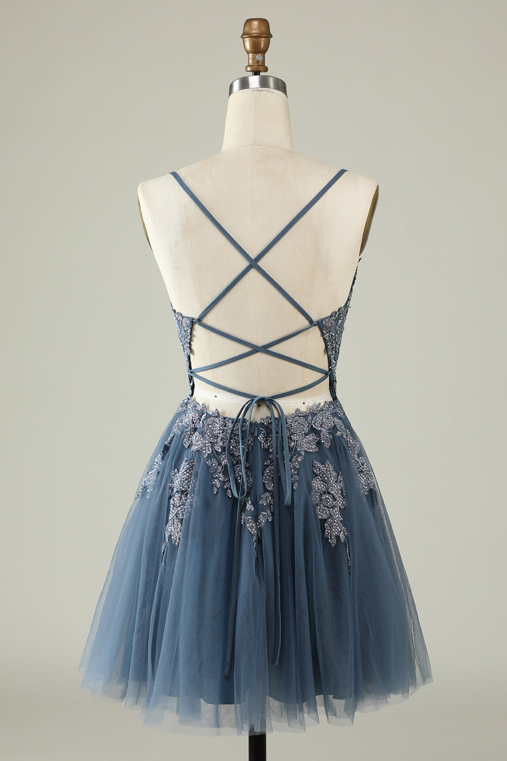 Robe de diplôme courte violet clair à bretelles spaghetti en ligne A avec appliqués