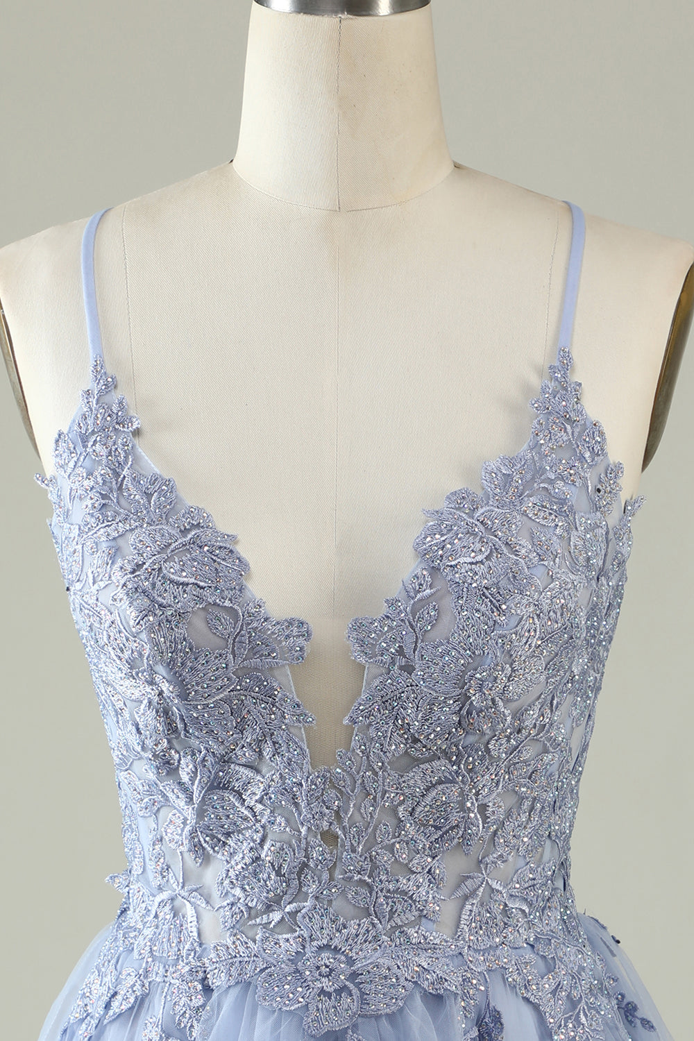 Robe de diplôme courte violet clair à bretelles spaghetti en ligne A avec appliqués