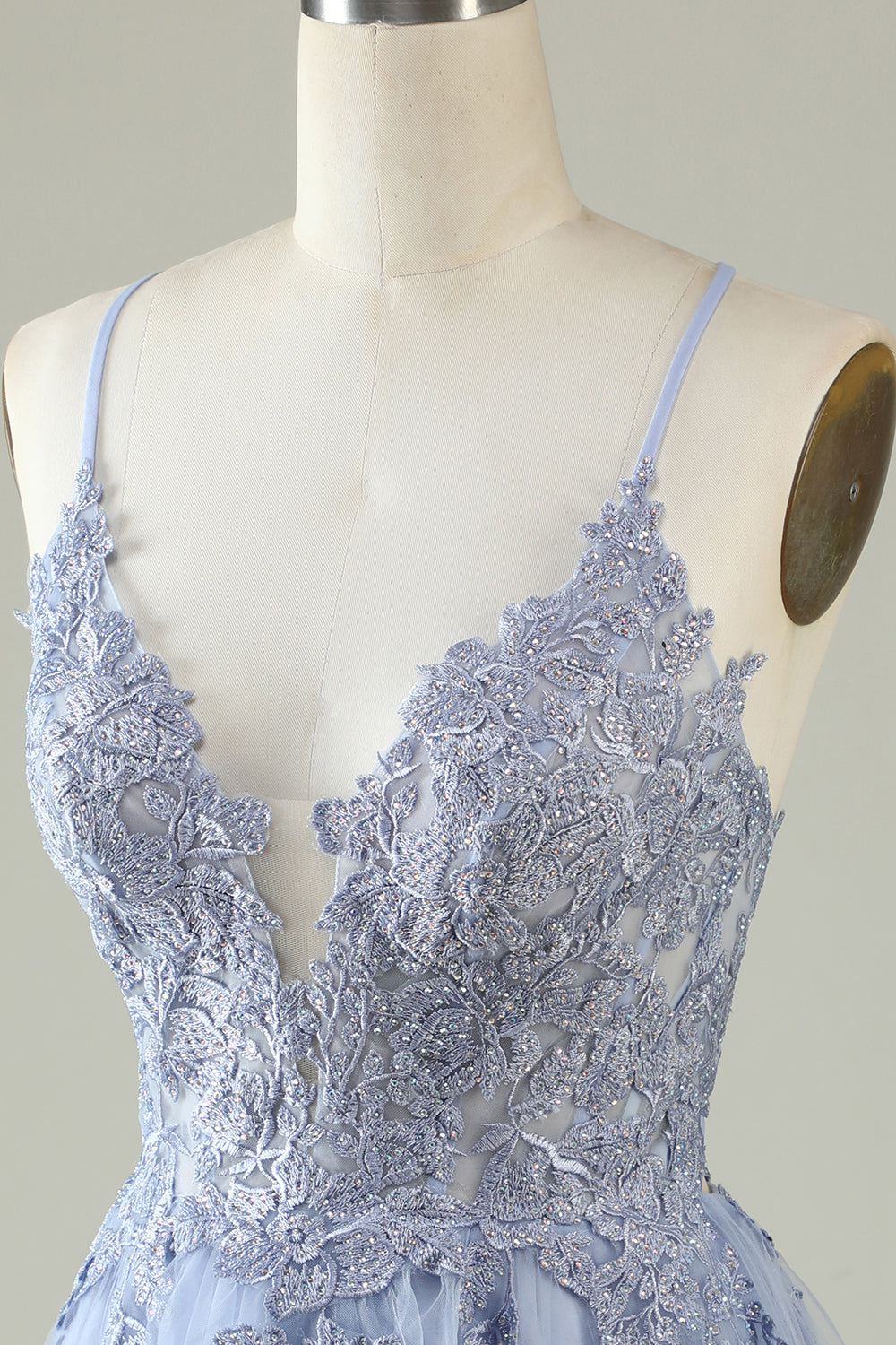Robe de diplôme courte violet clair à bretelles spaghetti en ligne A avec appliqués