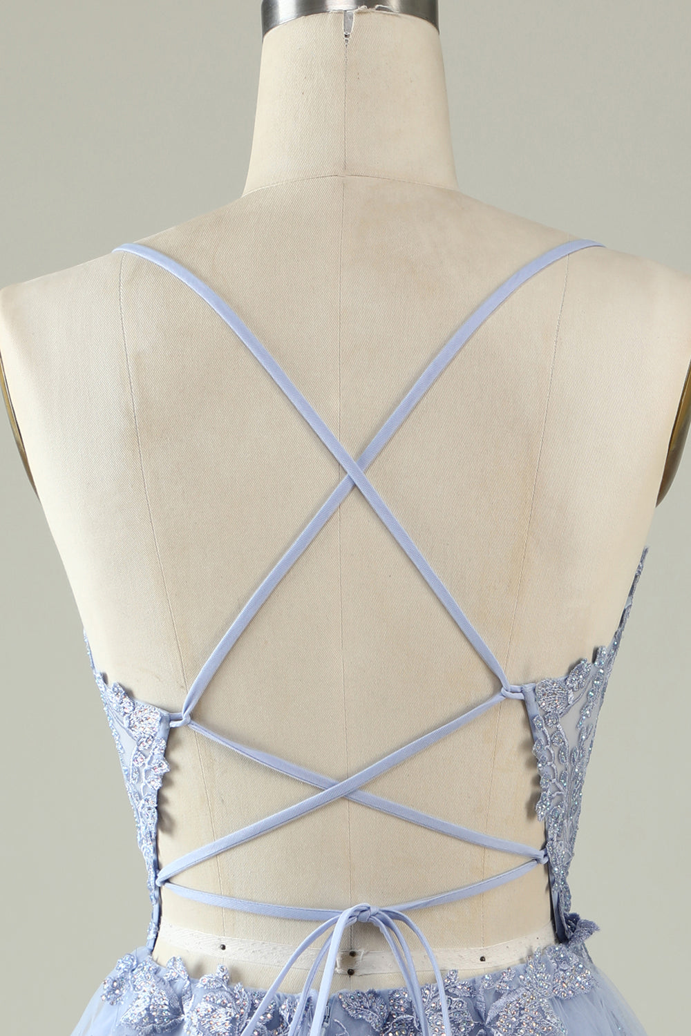 Robe de diplôme courte violet clair à bretelles spaghetti en ligne A avec appliqués