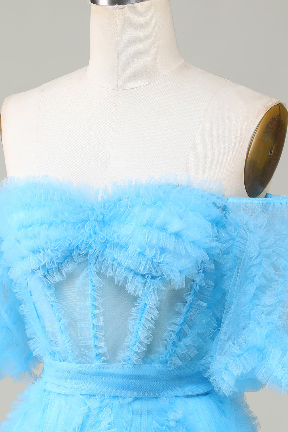 Robe de bal courte bleue en tulle coupe A mignonne épaules dénudées