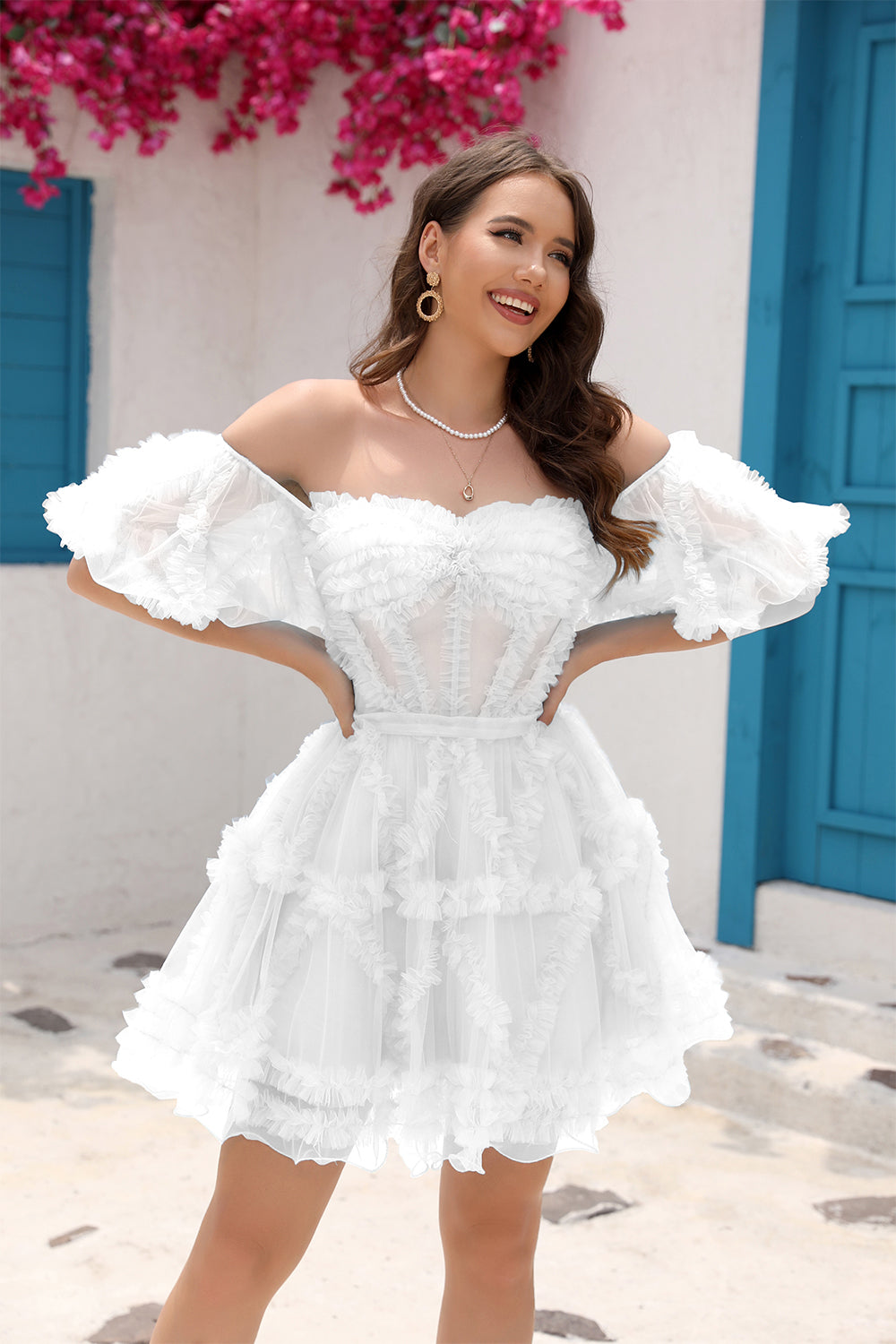 Robe courte corset blanche à volants et épaules dénudées coupe trapèze