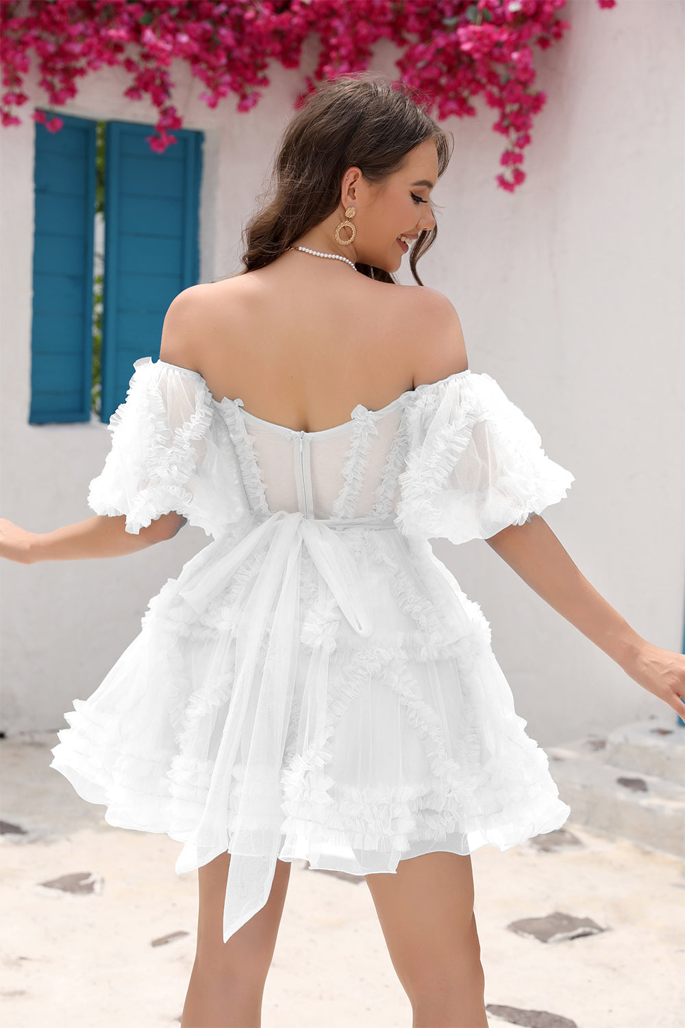Robe courte corset blanche à volants et épaules dénudées coupe trapèze