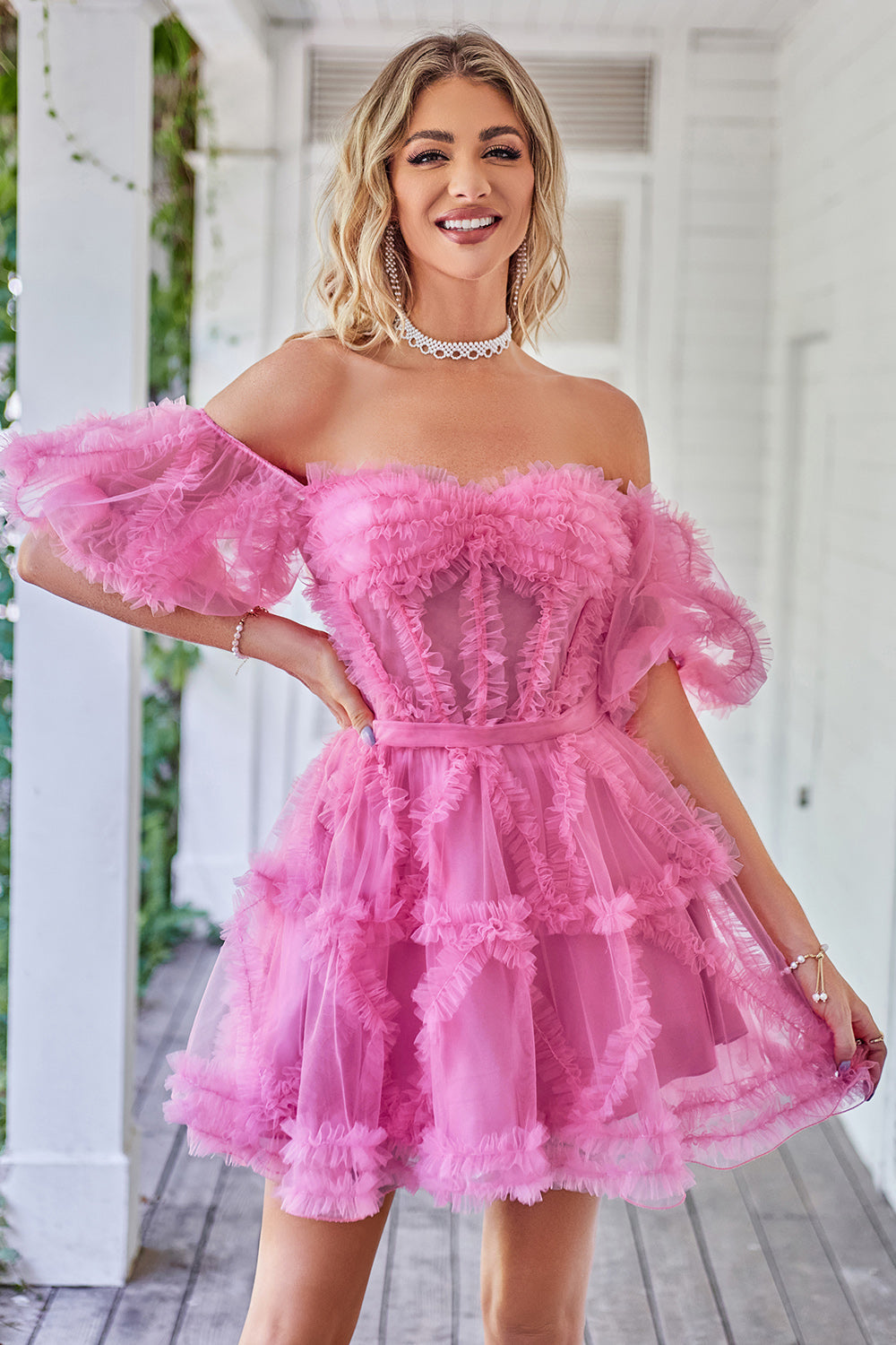 Robe de bal courte en tulle bleu à épaules dénudées