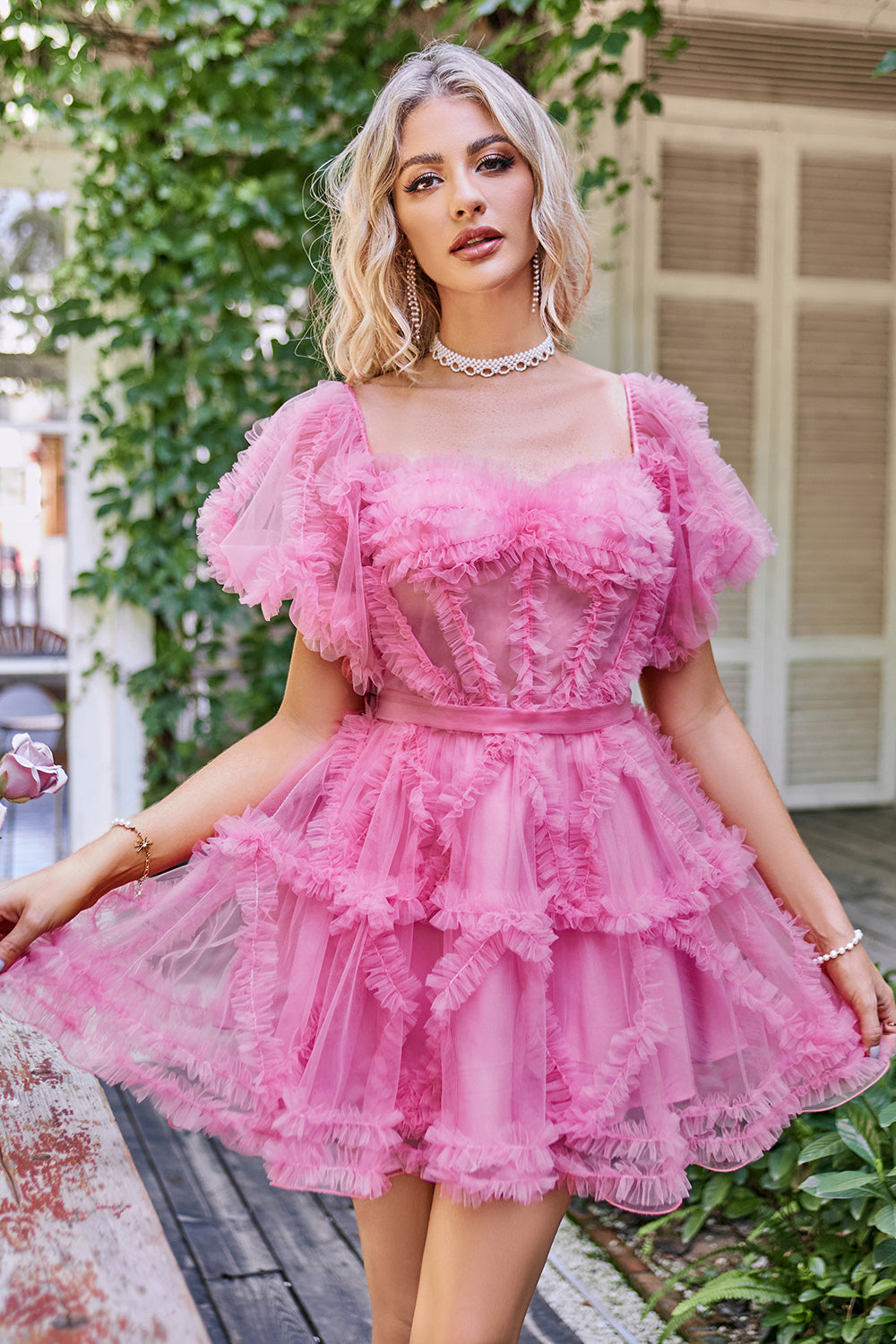 Vestido de graduación de tul color rosa fuerte con hombros descubiertos