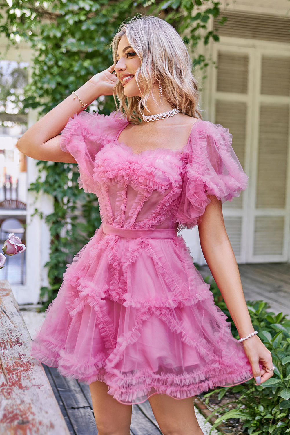 Robe de bal courte en tulle bleu à épaules dénudées
