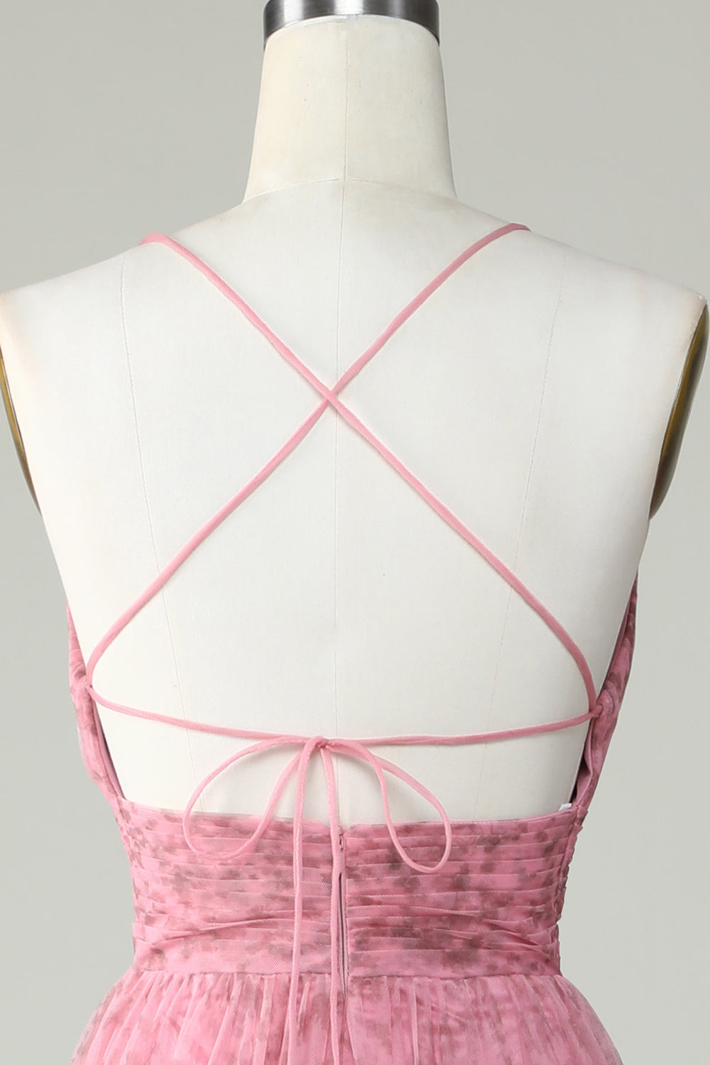 Robe de bal trapèze en tulle rose à fines bretelles et à imprimé floral