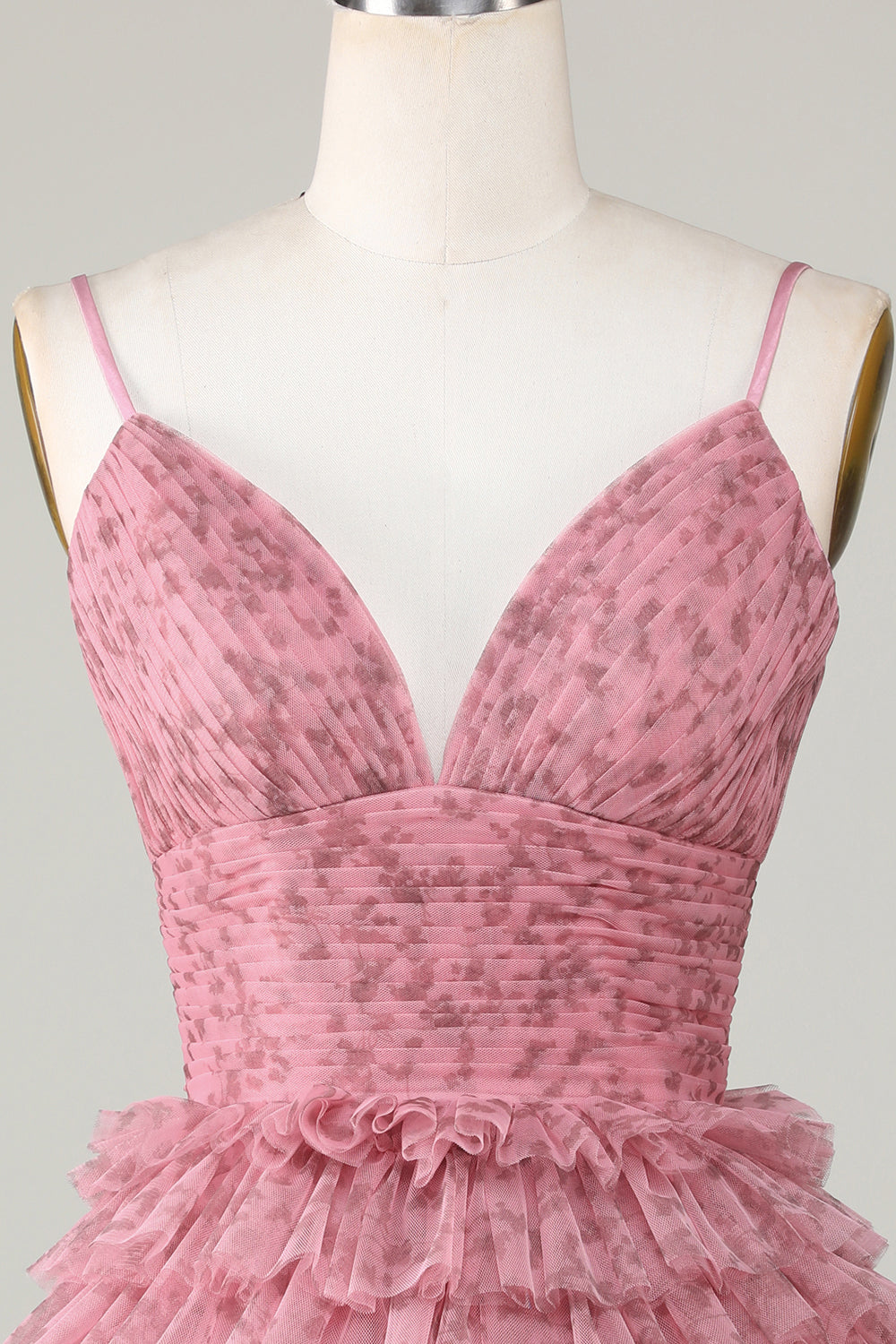 Jolie robe de bal rose poudré évasée à fines bretelles et volants