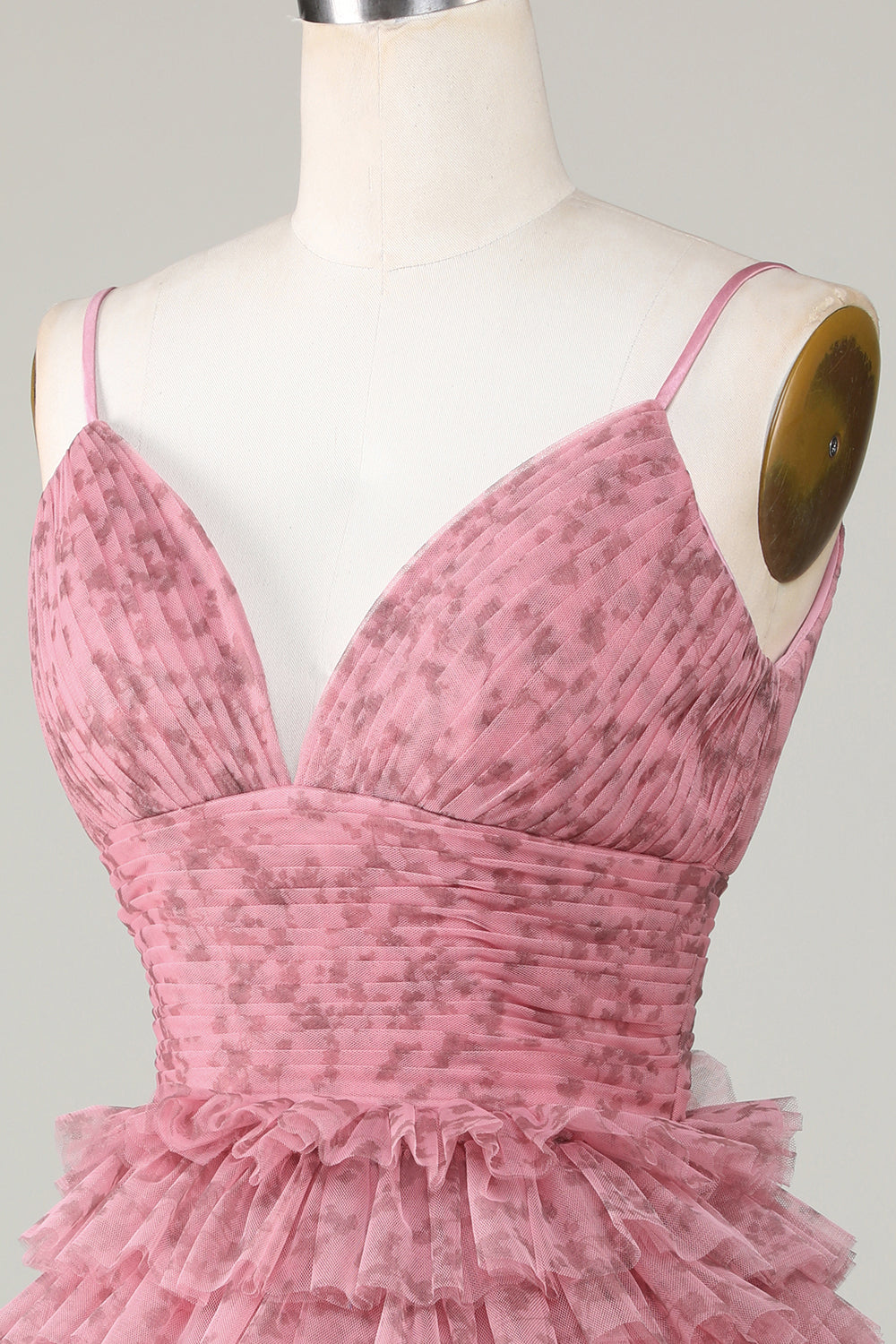 Jolie robe de bal rose poudré évasée à fines bretelles et volants