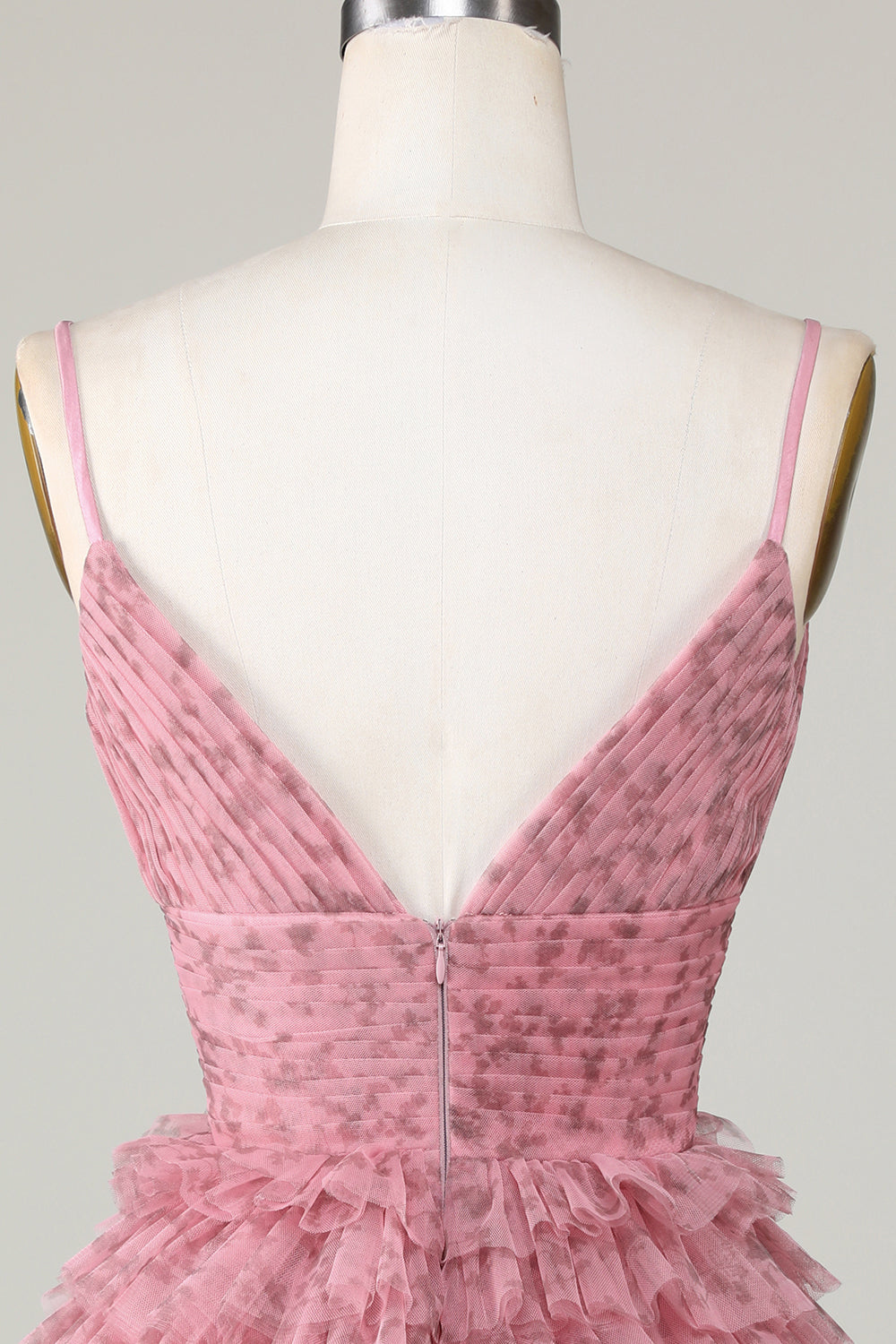 Jolie robe de bal rose poudré évasée à fines bretelles et volants