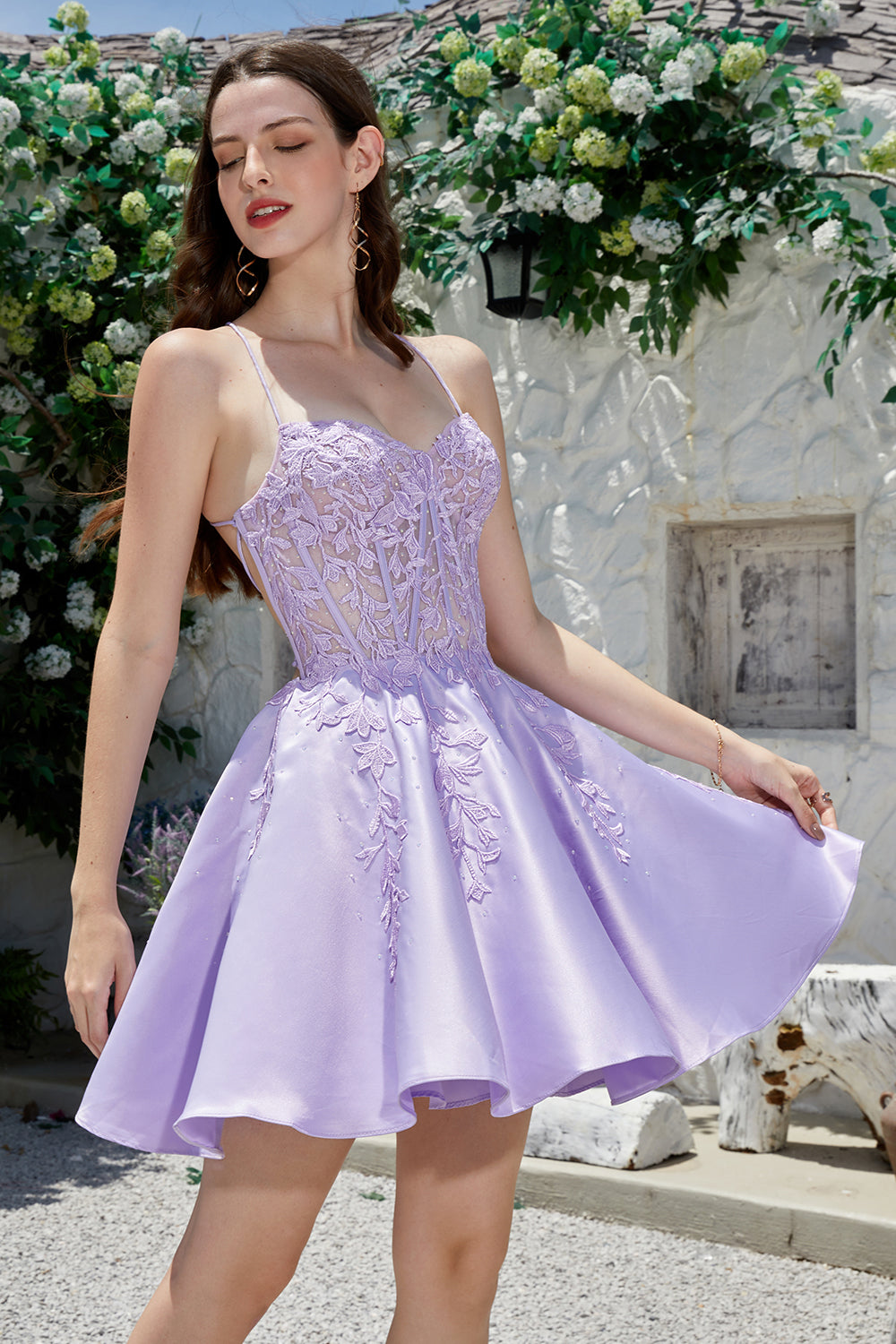 Mignonne robe de bal de finissants coupe évasée violette à fines bretelles avec dos croisé