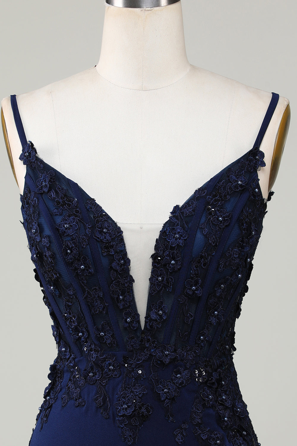Robe de remise des diplômes courte et moulante de couleur bleu marine pailletée avec corset et dentelle