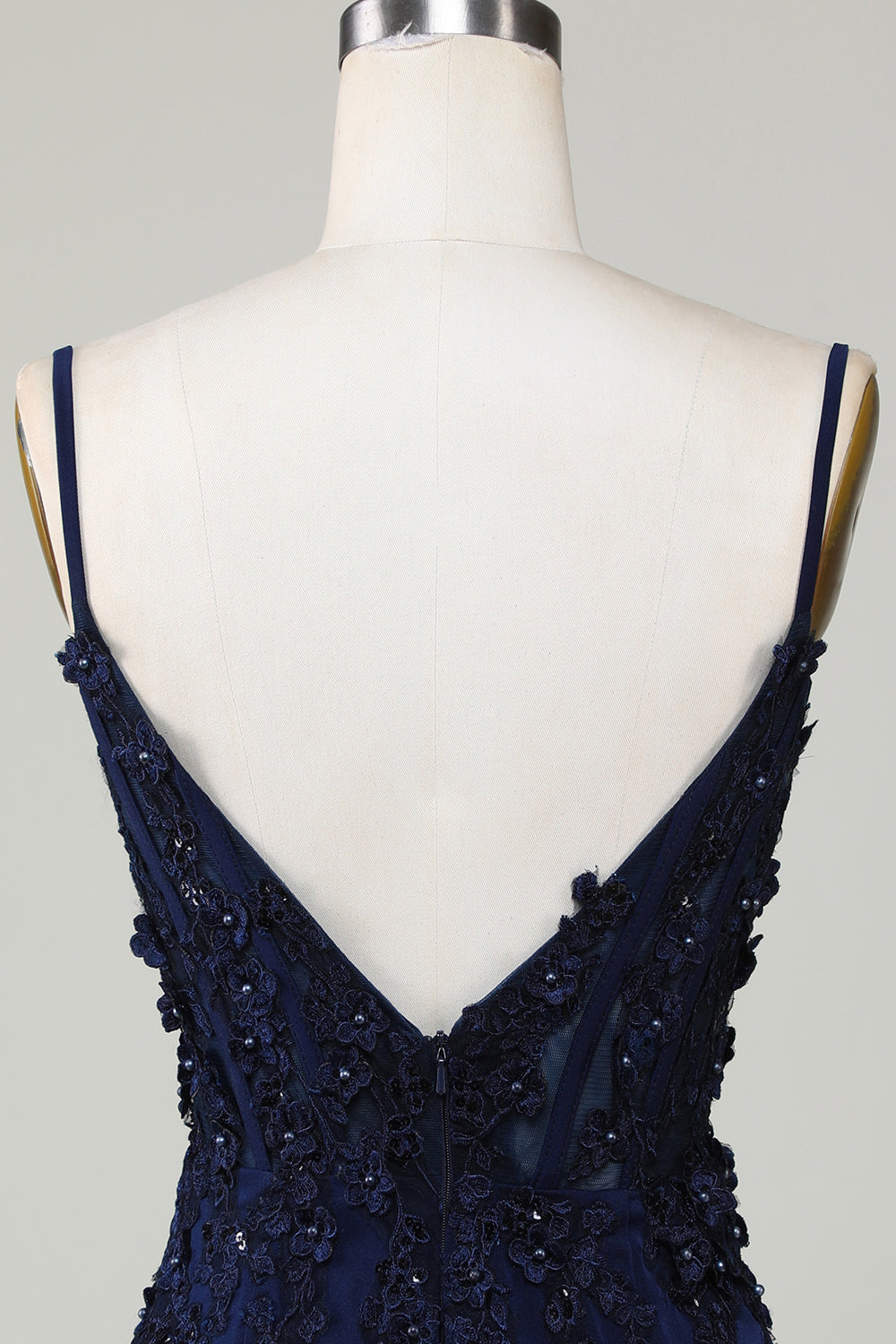 Robe de remise des diplômes courte et moulante de couleur bleu marine pailletée avec corset et dentelle