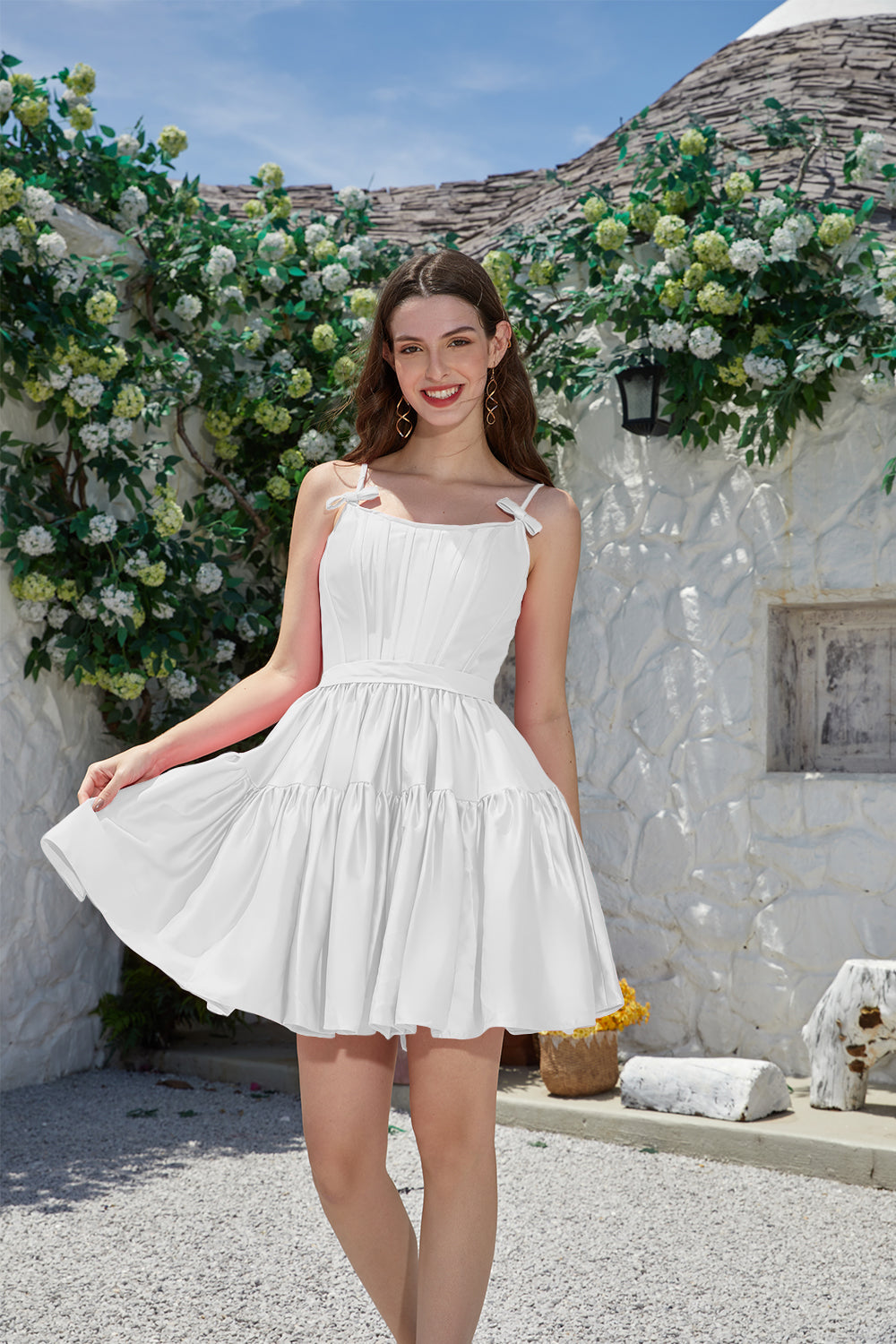Robe blanche courte à fines bretelles et coupe trapèze
