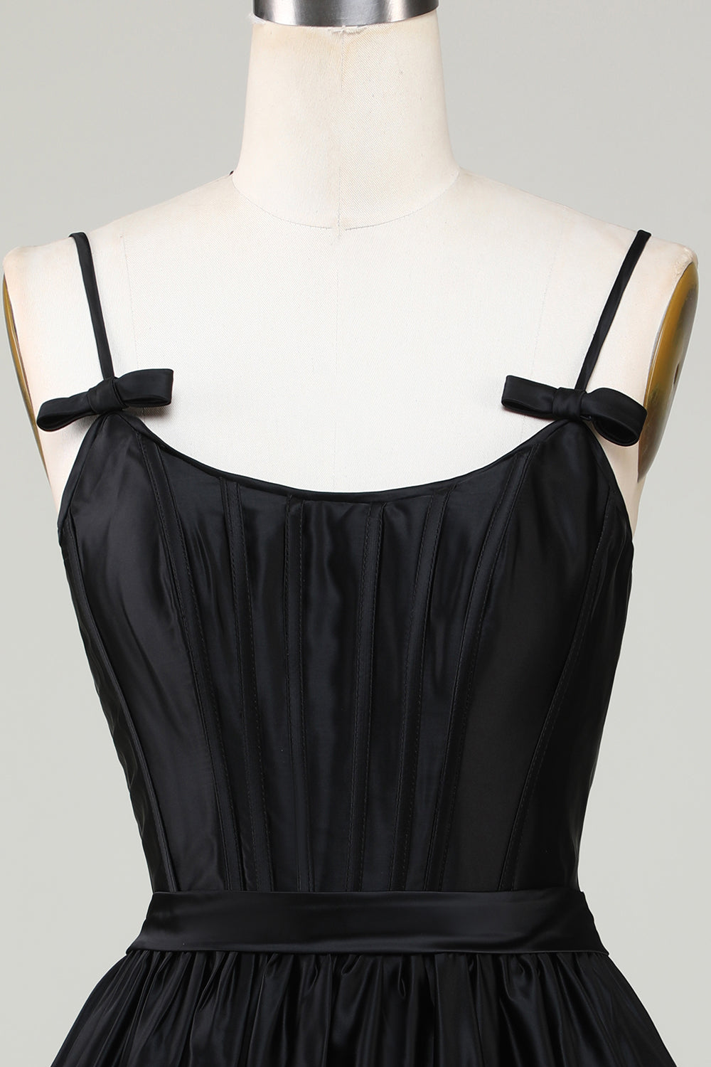 Élégante robe courte de rentrée des classes fuchsia avec bretelles spaghetti et nœud, coupe trapèze