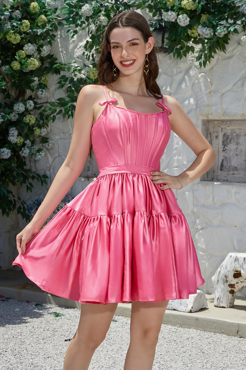 Élégante robe courte de rentrée des classes fuchsia avec bretelles spaghetti et nœud, coupe trapèze