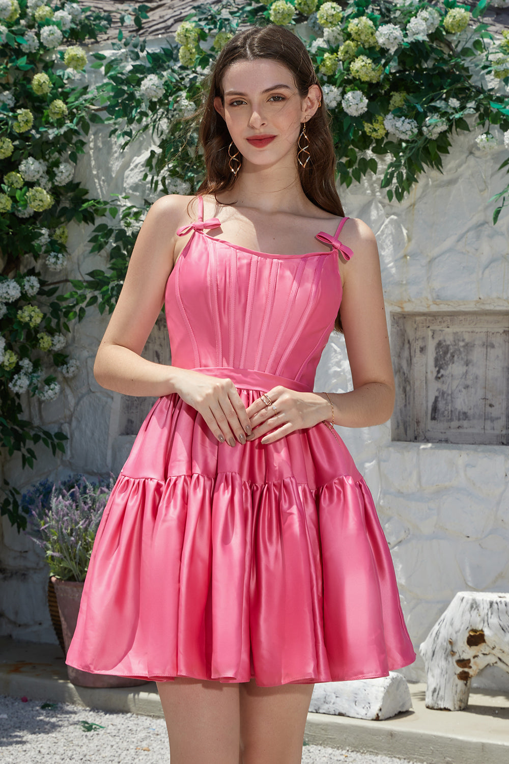 Élégante robe courte de rentrée des classes fuchsia avec bretelles spaghetti et nœud, coupe trapèze
