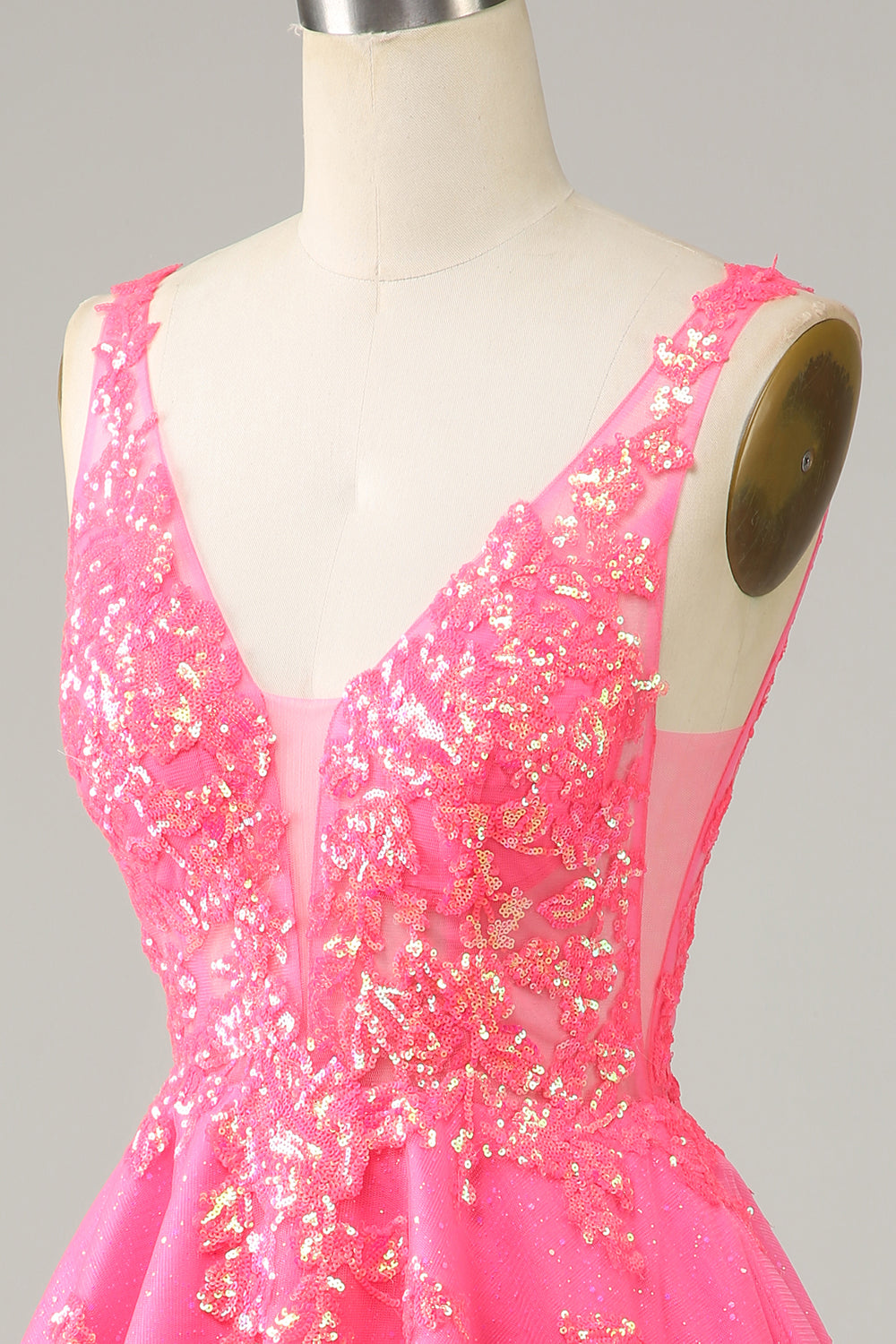 Robe de cocktail courte en fuchsia à sequins, décolleté en V et dos nu