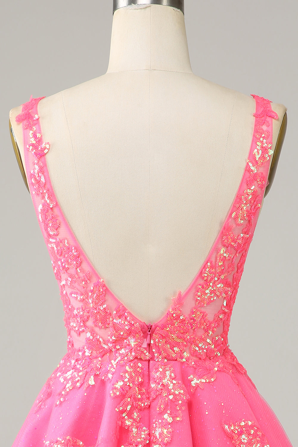 Robe de cocktail courte en fuchsia à sequins, décolleté en V et dos nu