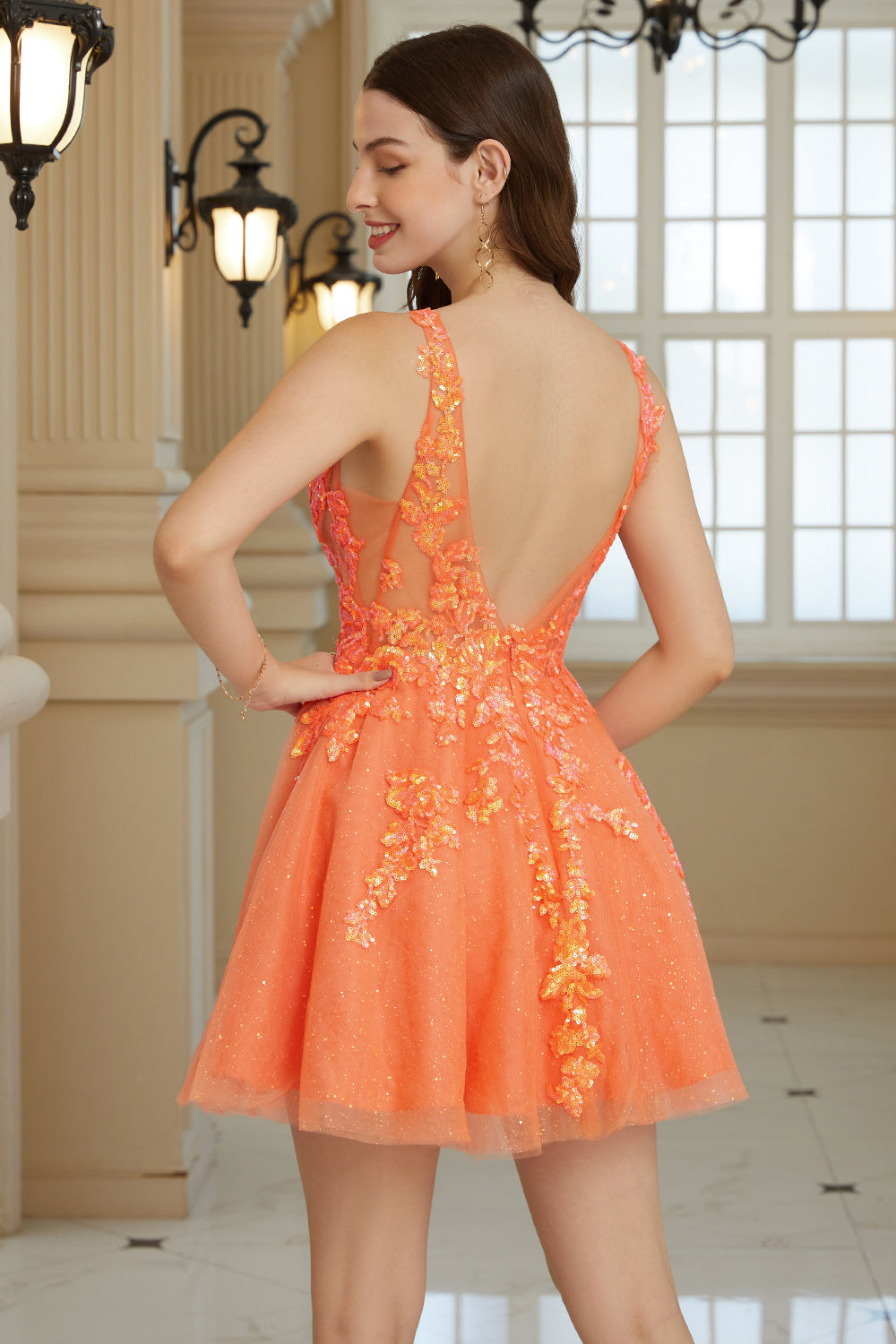Robe de cocktail courte en fuchsia à sequins, décolleté en V et dos nu