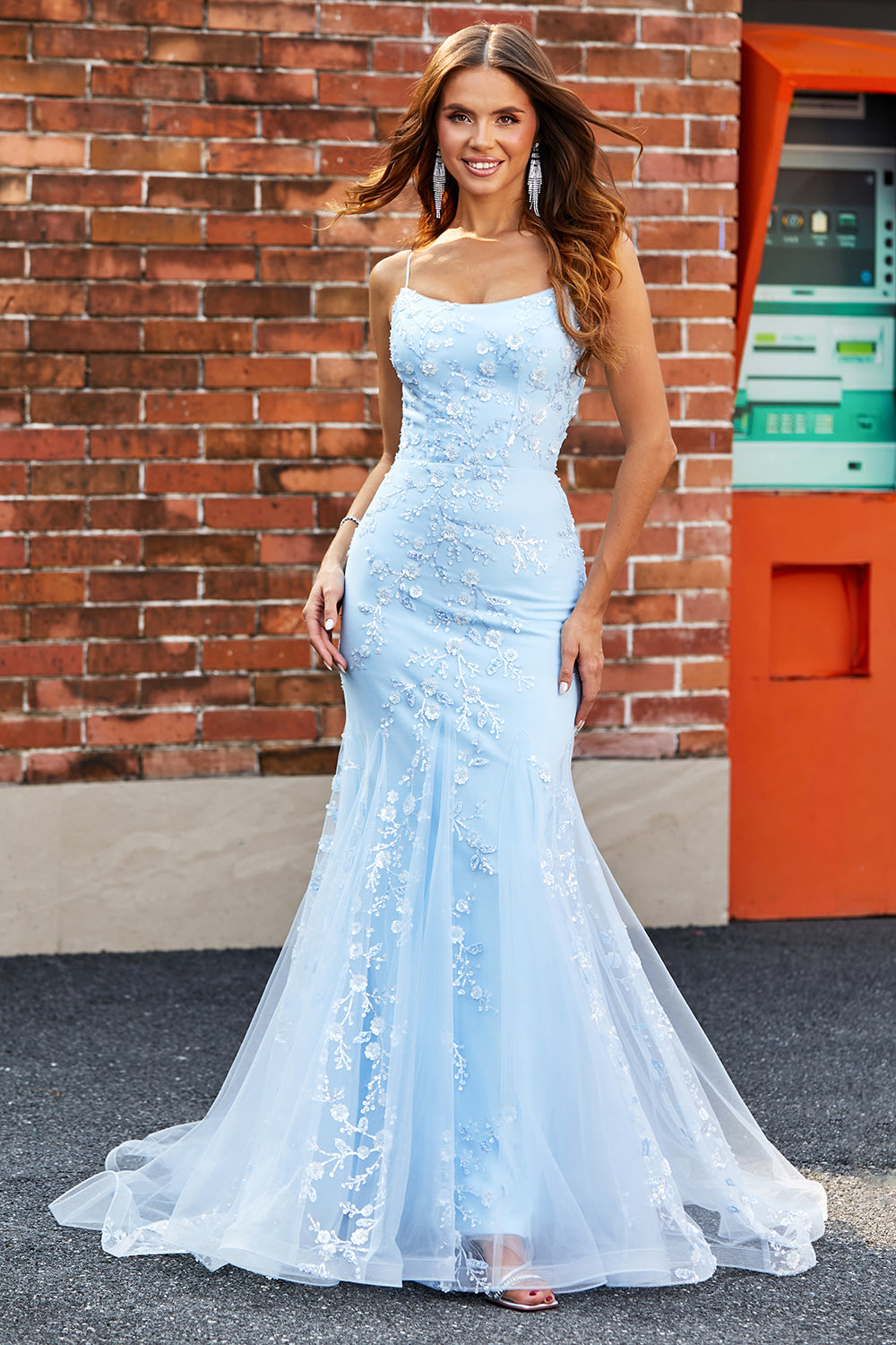 Robe de bal sirène rose pâle à fines bretelles et appliqués