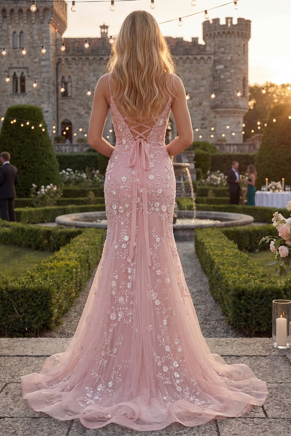 Robe de bal sirène rose pâle à fines bretelles et appliqués