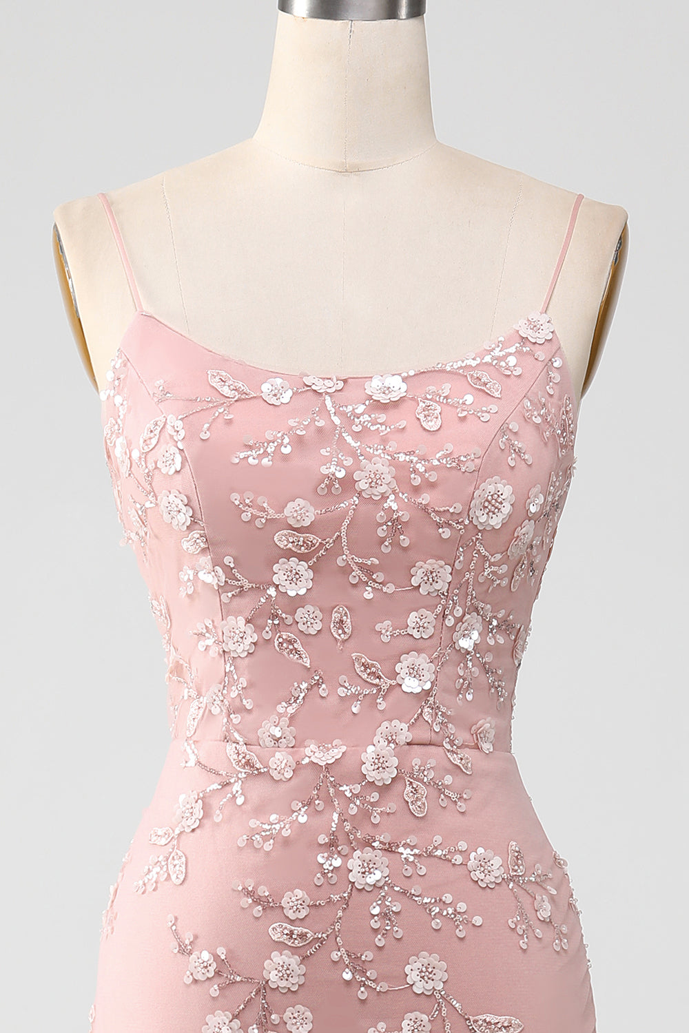 Robe de bal sirène rose pâle à fines bretelles et appliqués