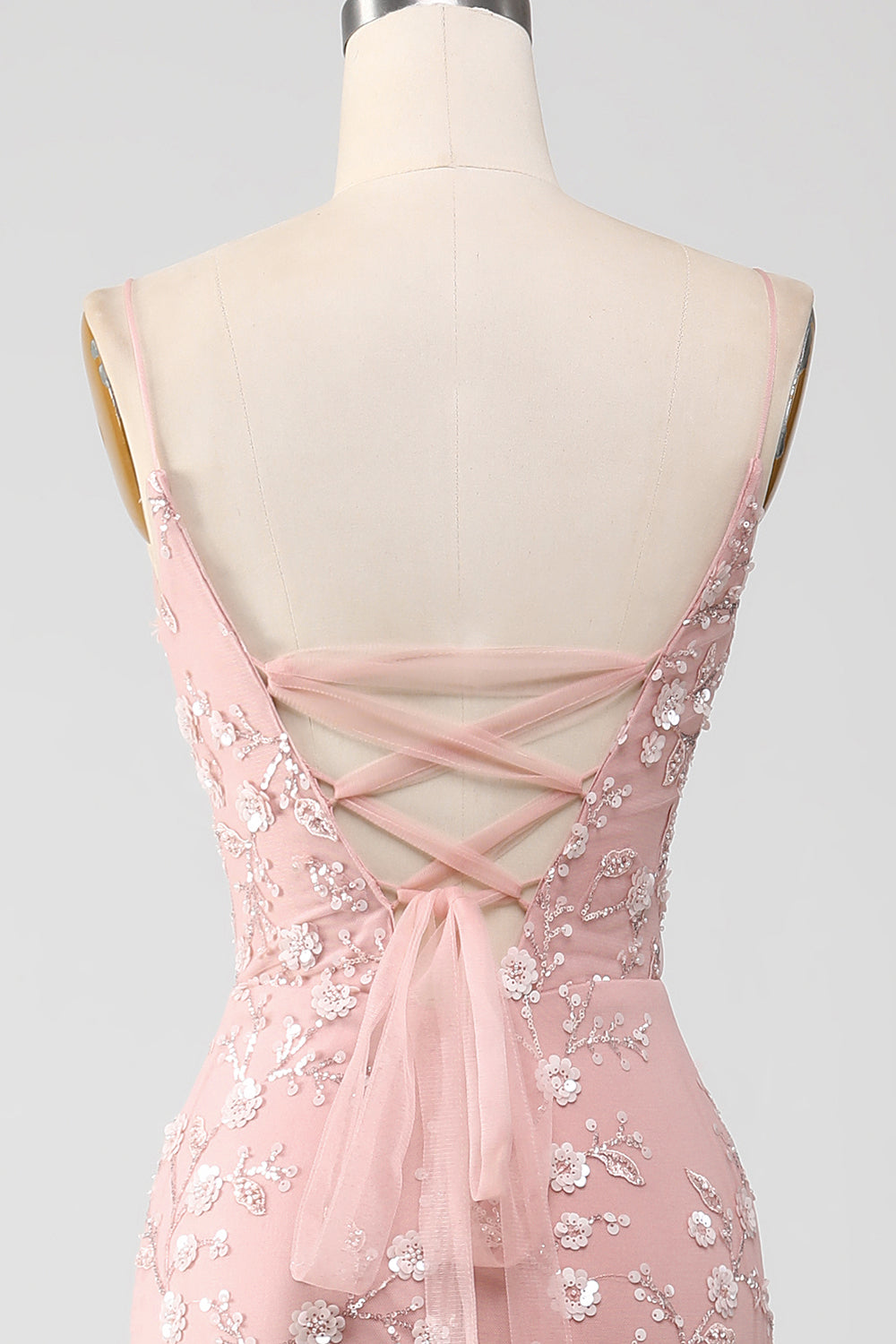 Robe de bal sirène rose pâle à fines bretelles et appliqués