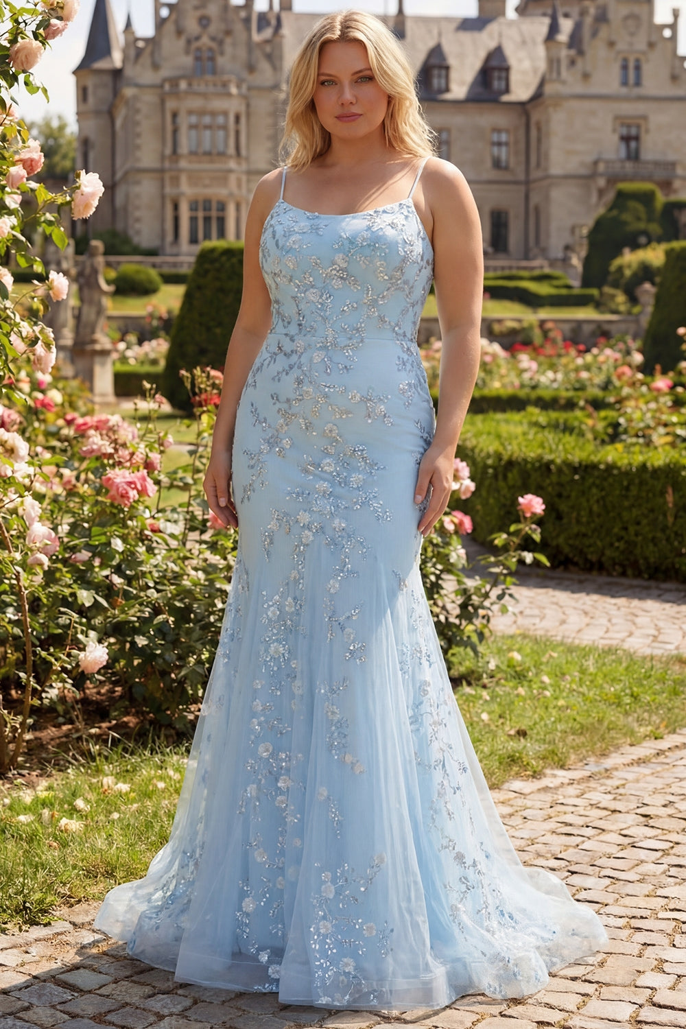Robe de bal sirène rose pâle à fines bretelles et appliqués