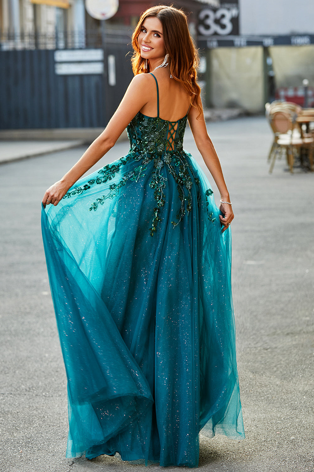 Superbe longue robe de bal vert foncé coupe trapèze à fines bretelles avec appliques