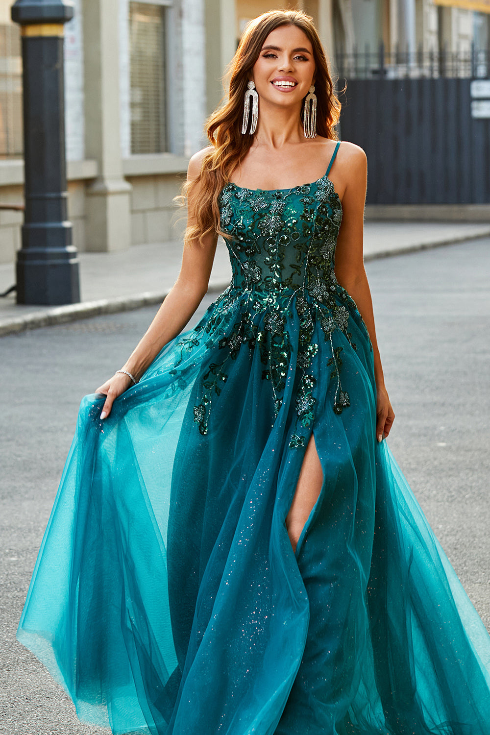 Superbe longue robe de bal vert foncé coupe trapèze à fines bretelles avec appliques