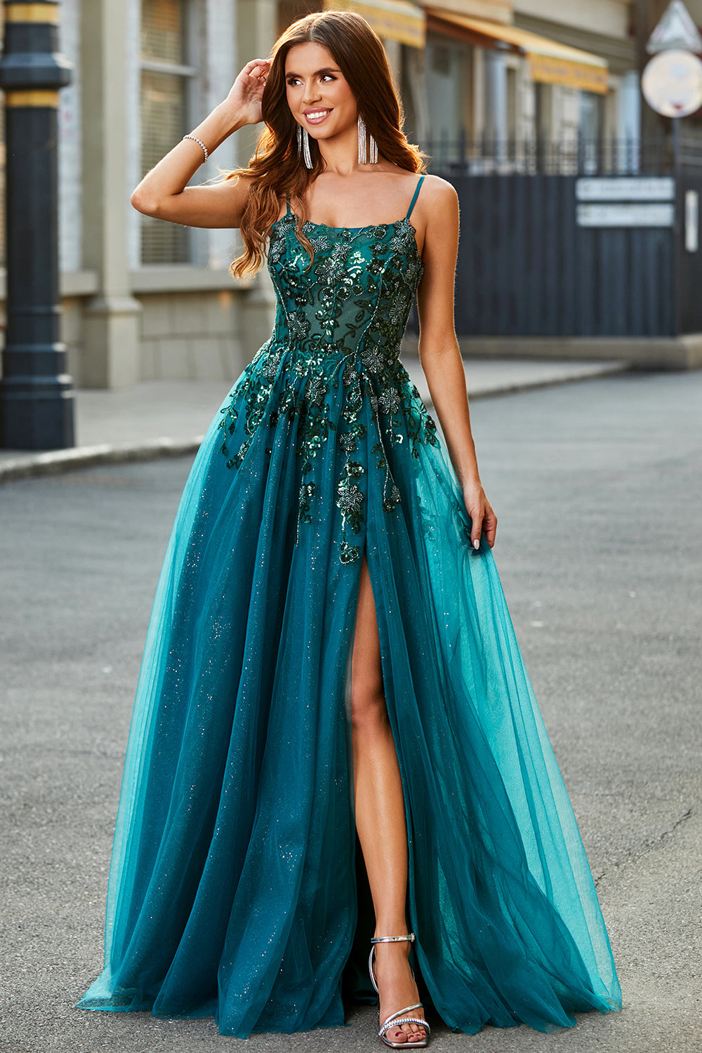 Superbe longue robe de bal vert foncé coupe trapèze à fines bretelles avec appliques