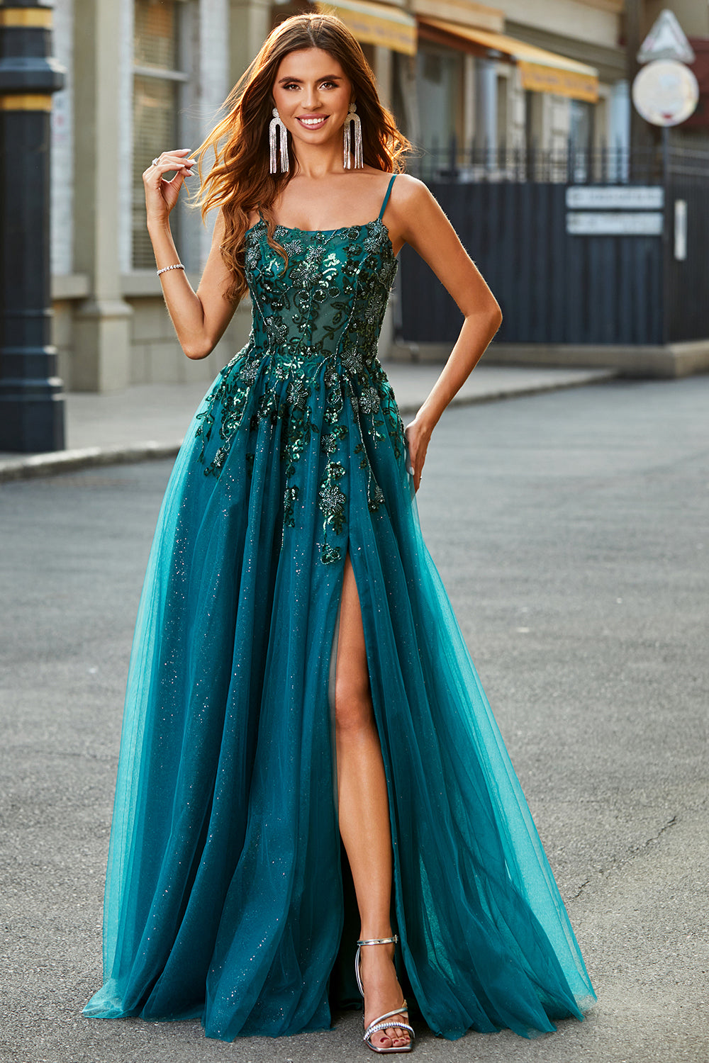 Superbe longue robe de bal vert foncé coupe trapèze à fines bretelles avec appliques
